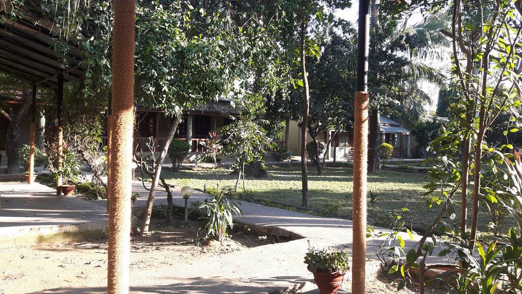 Unique Wild Resort Sauraha Kültér fotó