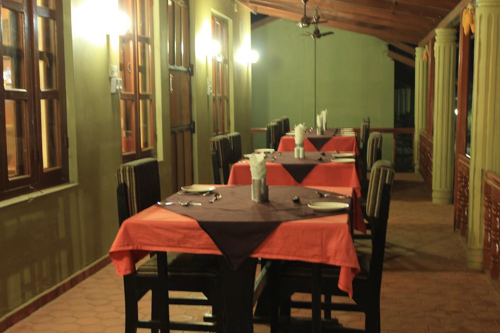 Unique Wild Resort Sauraha Kültér fotó